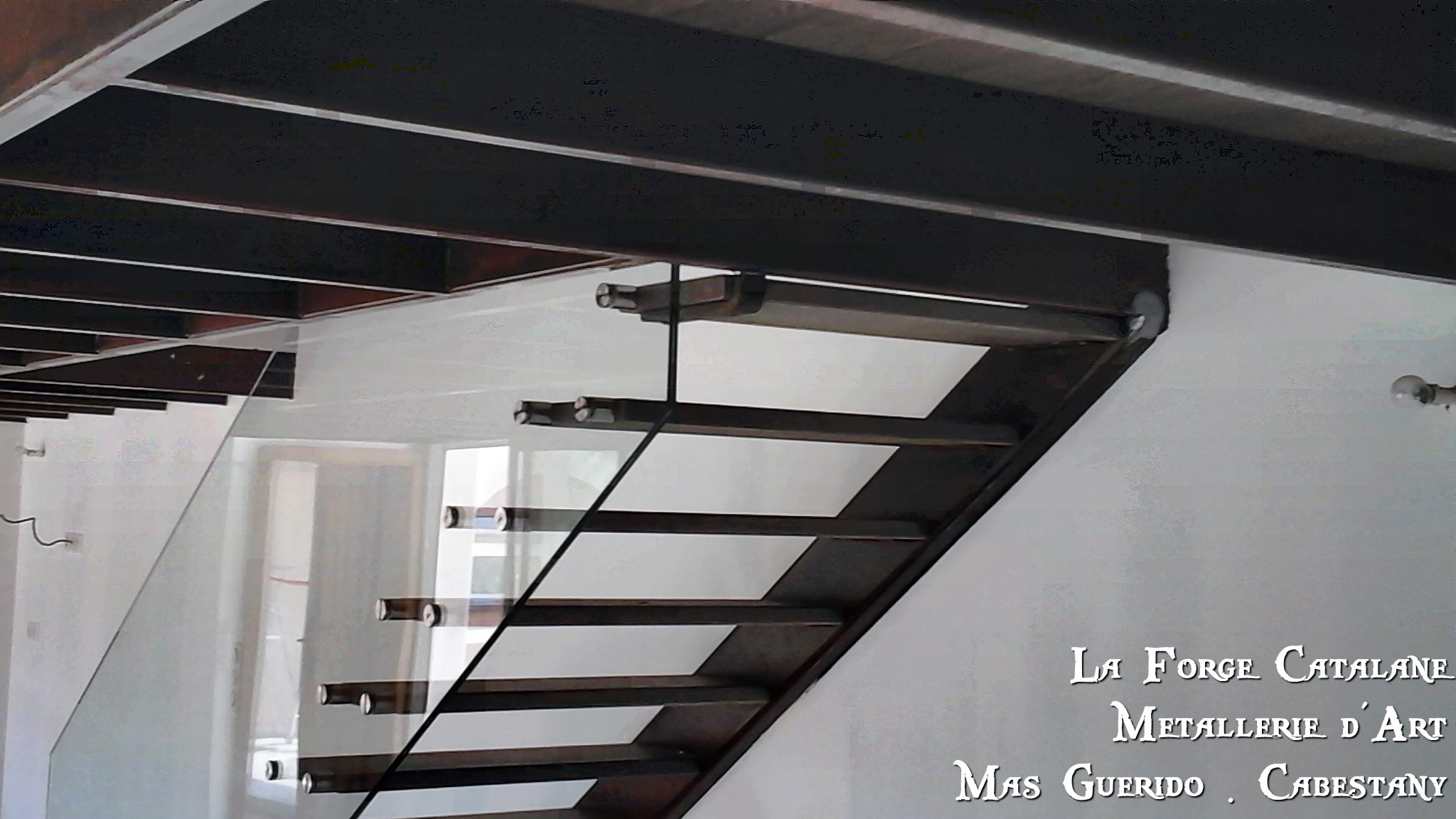 Escalier marches suspendues sans limons apparents 16 forge catalane.jpg